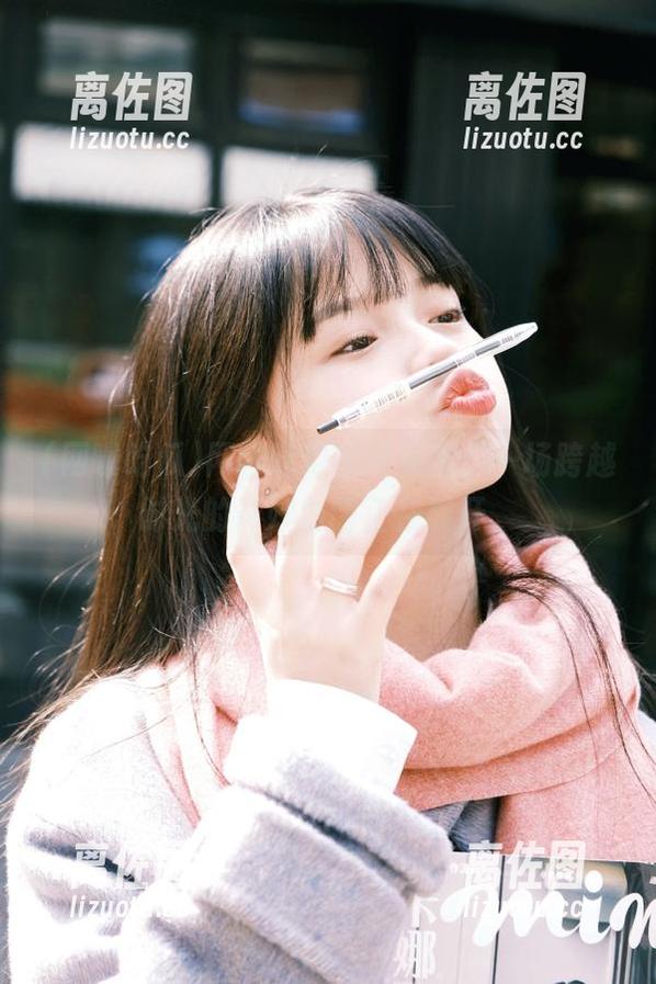网曝吃瓜的网页上，一场跨越时光的奇妙对话正在展开。