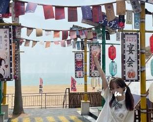观看这些花边新闻时，我在想，下载“黑料社”值不值得呢？哈哈。
